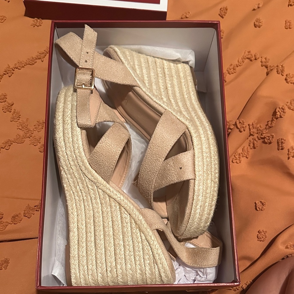 Chic Beige Wedge Sandals